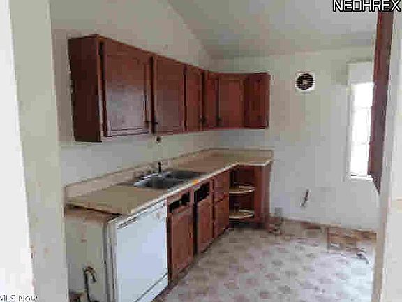3rd image of 2481 Bainbridge Ave