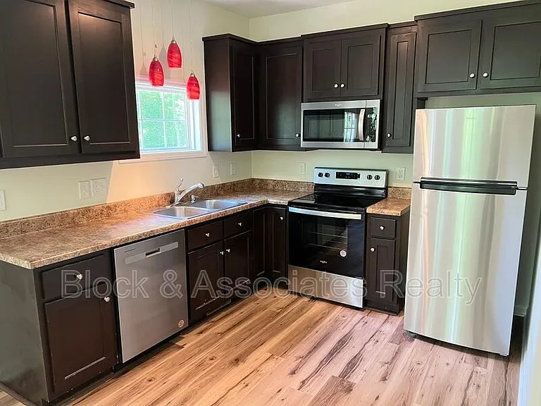 302 Edward Ct — Photo 4