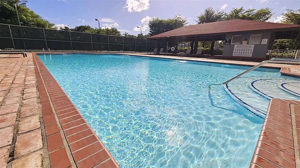 3 bed, 2.0 bath, 1400 sqft, $2,400 — Photo 2