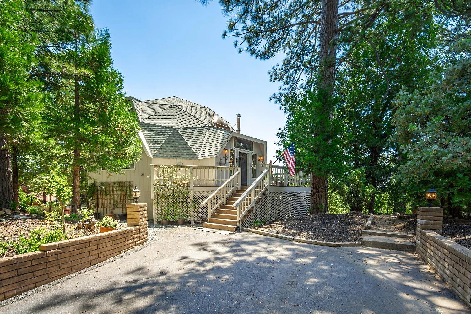 621 Sugarbush Ln photo 1