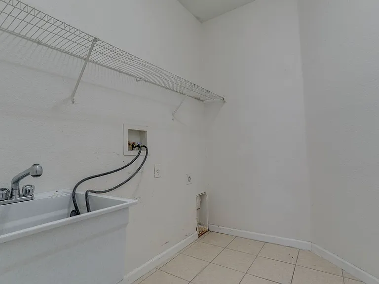 4977 Pall Mall St W — Photo 26