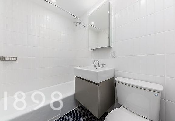 4th image of 561 Amsterdam Ave #27A