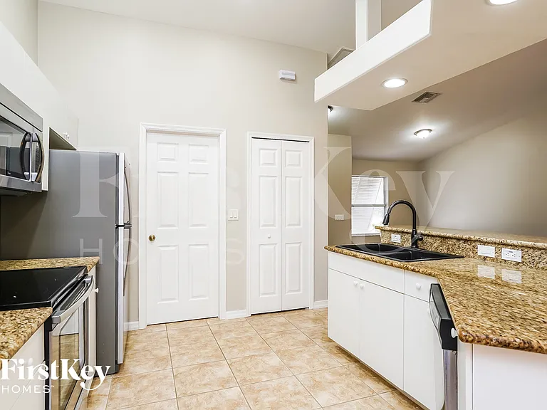 4028 NE 10th Pl — Photo 6