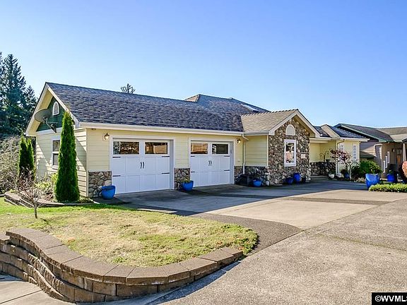 3rd image of 1015 NE Laurel Ct