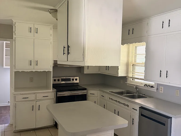 24 SW 45th St — Photo 3