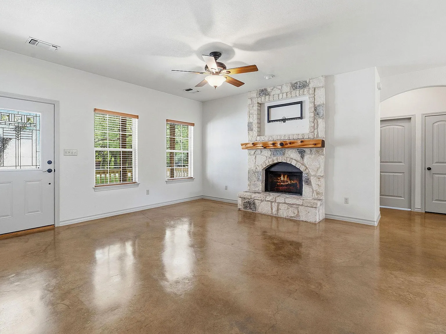 3 bed, 2.0 bath, 1145 sqft, $2,200 — Photo 2