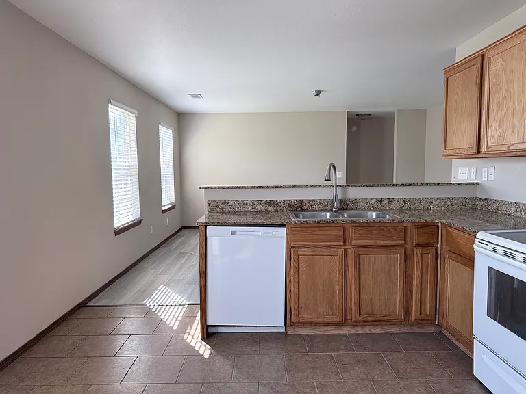 202 Foxglove St — Photo 8