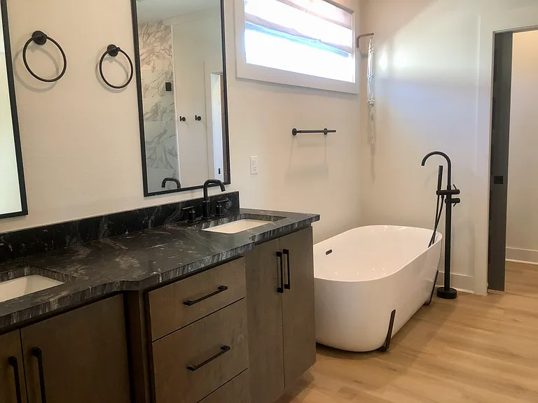 1215 E Lloyd St — Photo 9