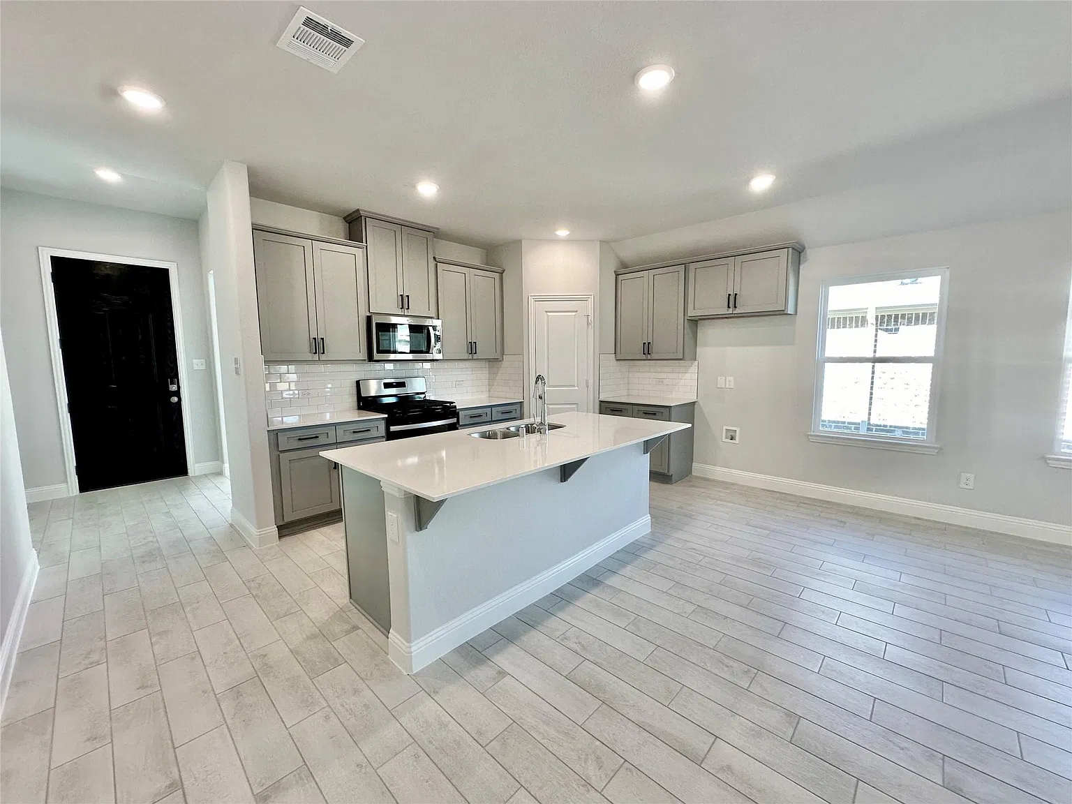 3 bed, 1981 sqft, $2,100 — Photo 4
