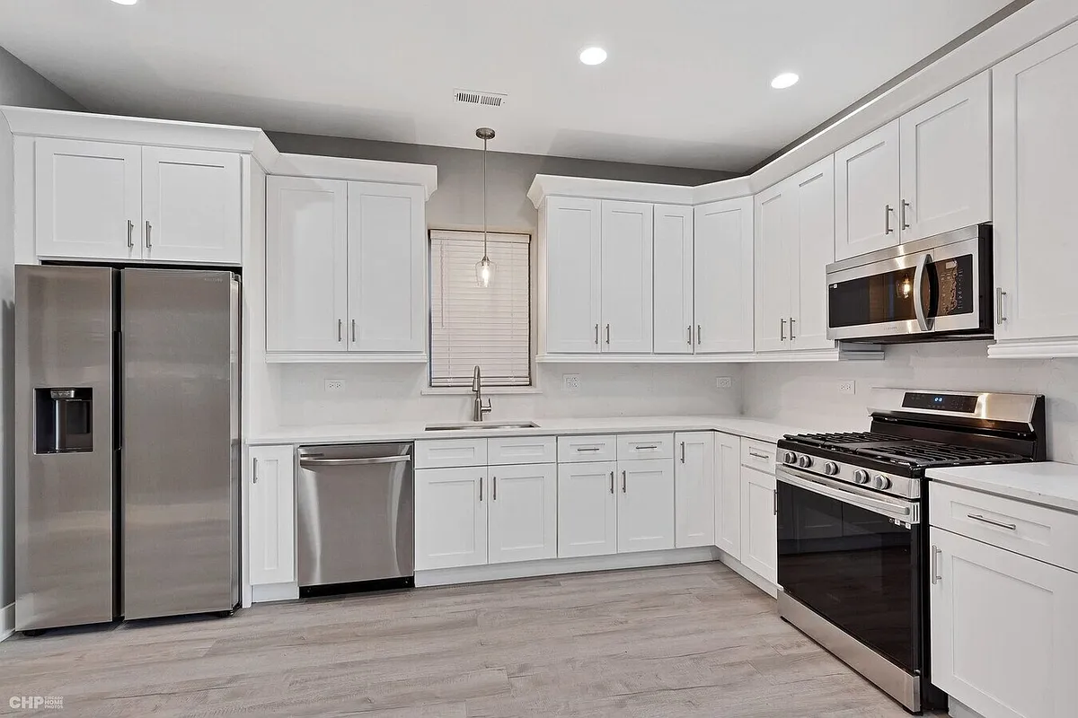 Building Photo - 2000 S Desplaines St #1