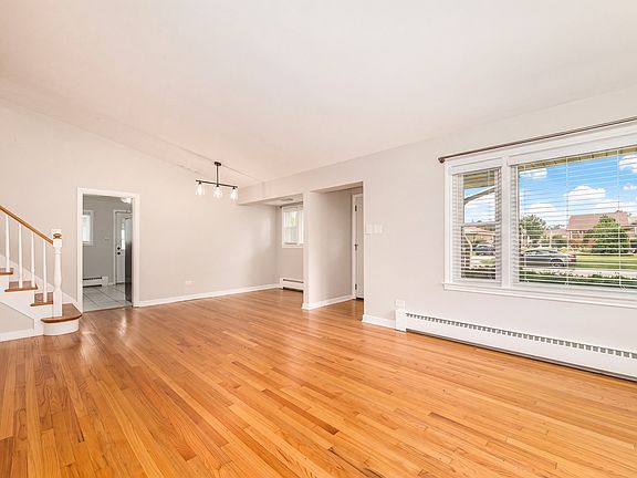 3rd image of 112 N Broadway Ave