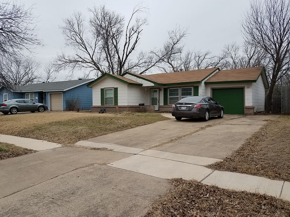 Spacious driveway