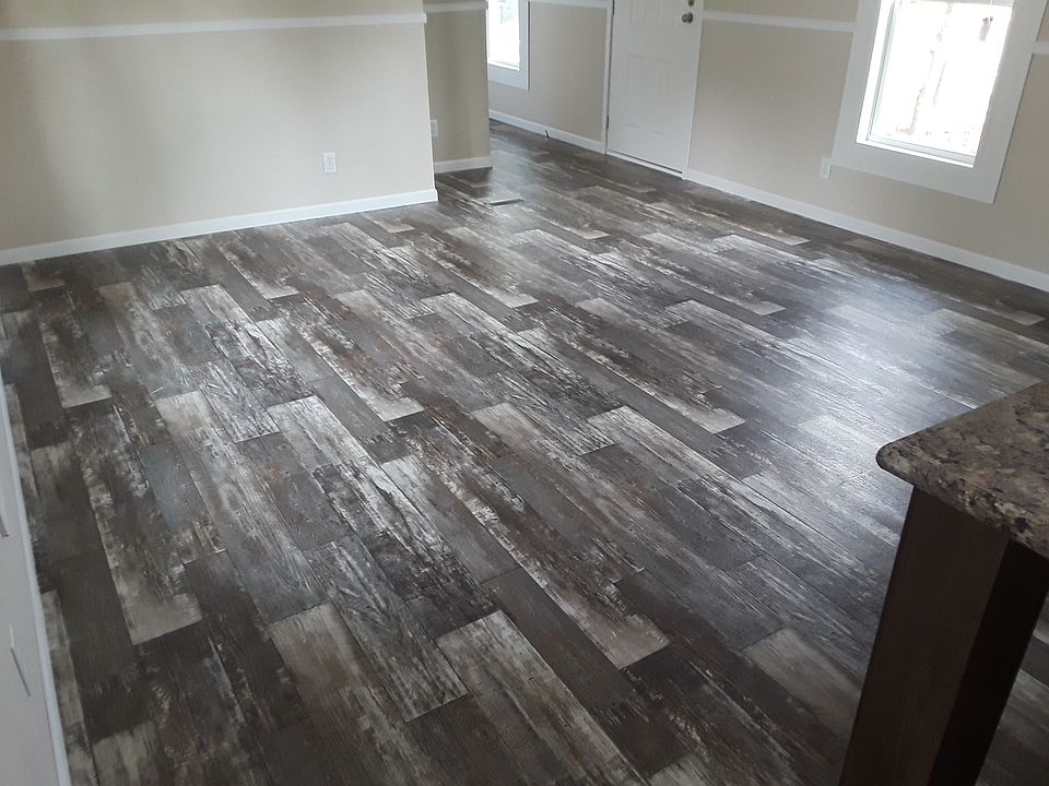 Huge living room w modern flooring