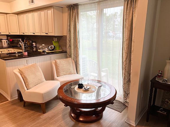 Eat-in-Kitchen