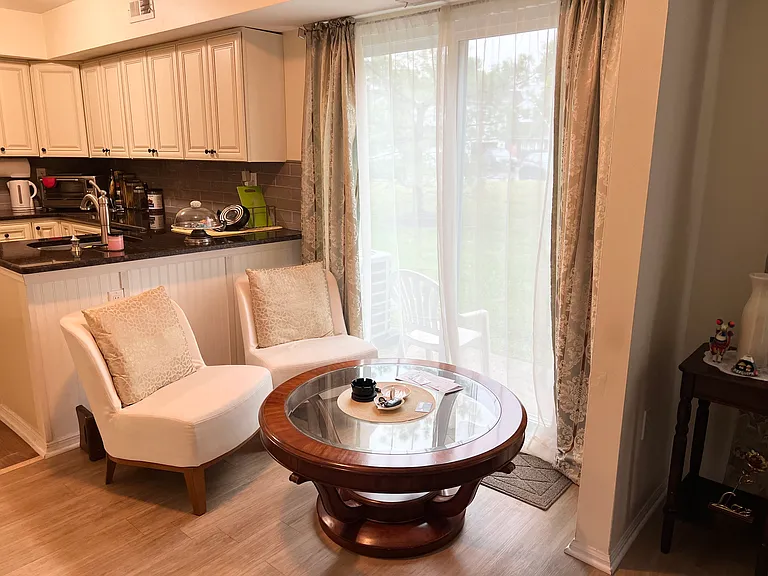 Eat-in-Kitchen
