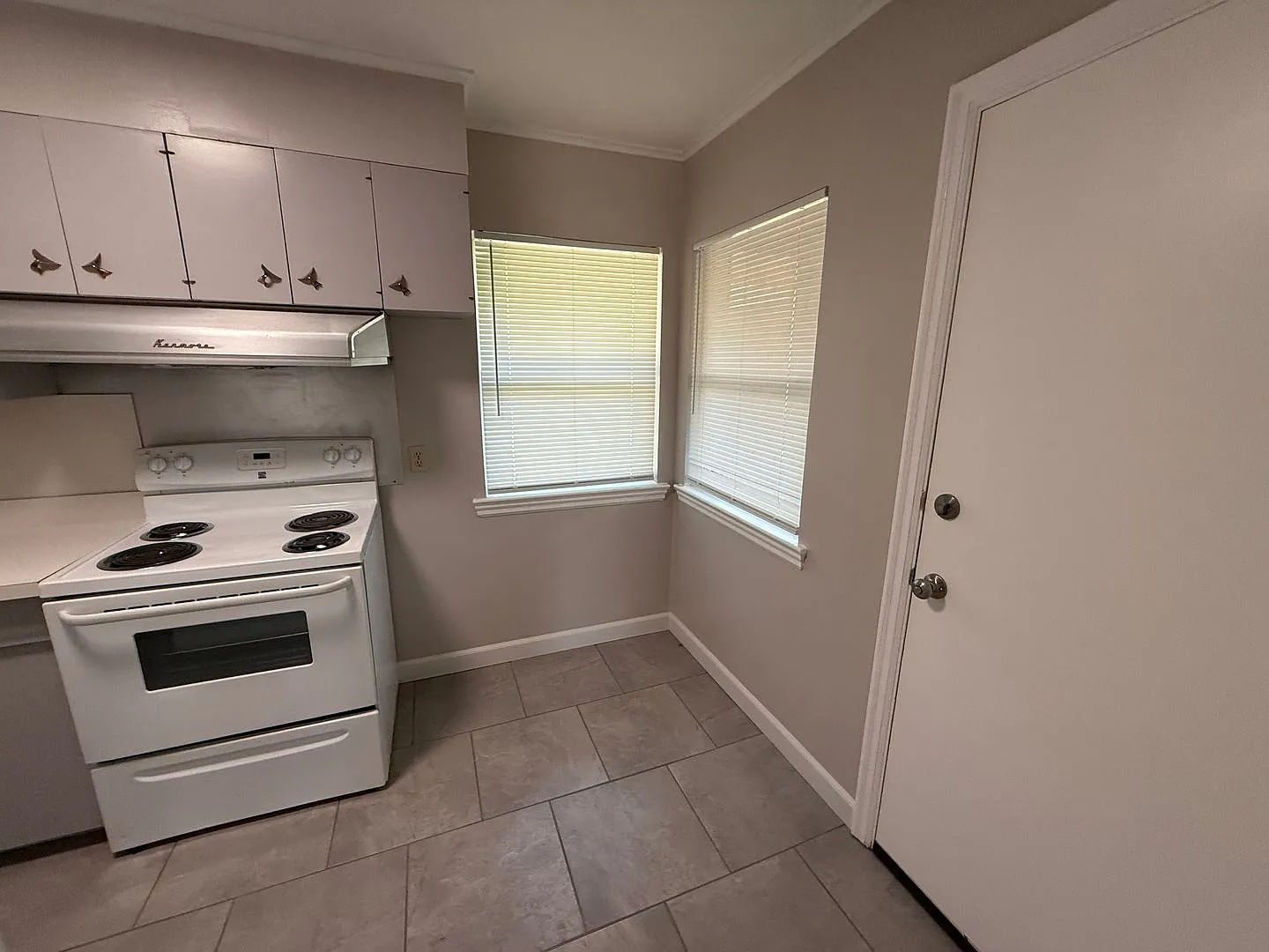 Near the University 2 bedroom Duplex With Private yard — Photo 3