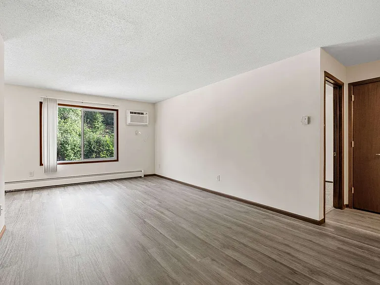 Como Park Apartments — Photo 18