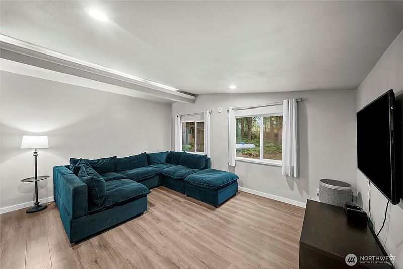 5th image of 21 E Burrows Lane