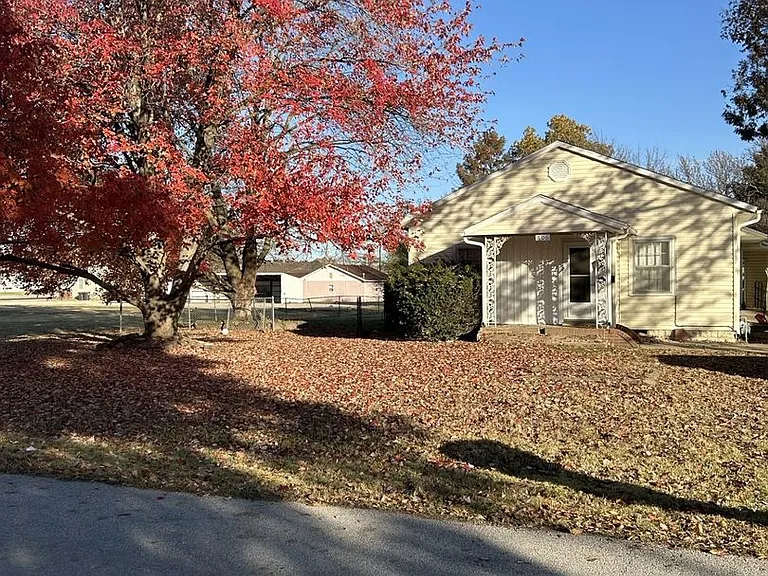 606 E Harris St — Photo 1