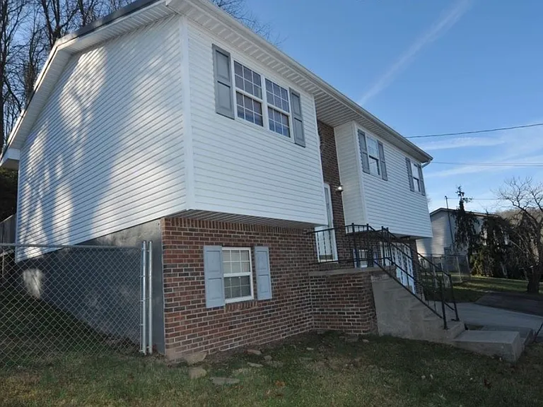 111 Phyllis Dr — Photo 2