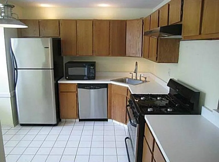 239 Hampshire Ct — Photo 4