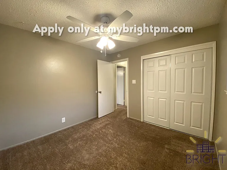 264-268 Montrose Dr — Photo 9