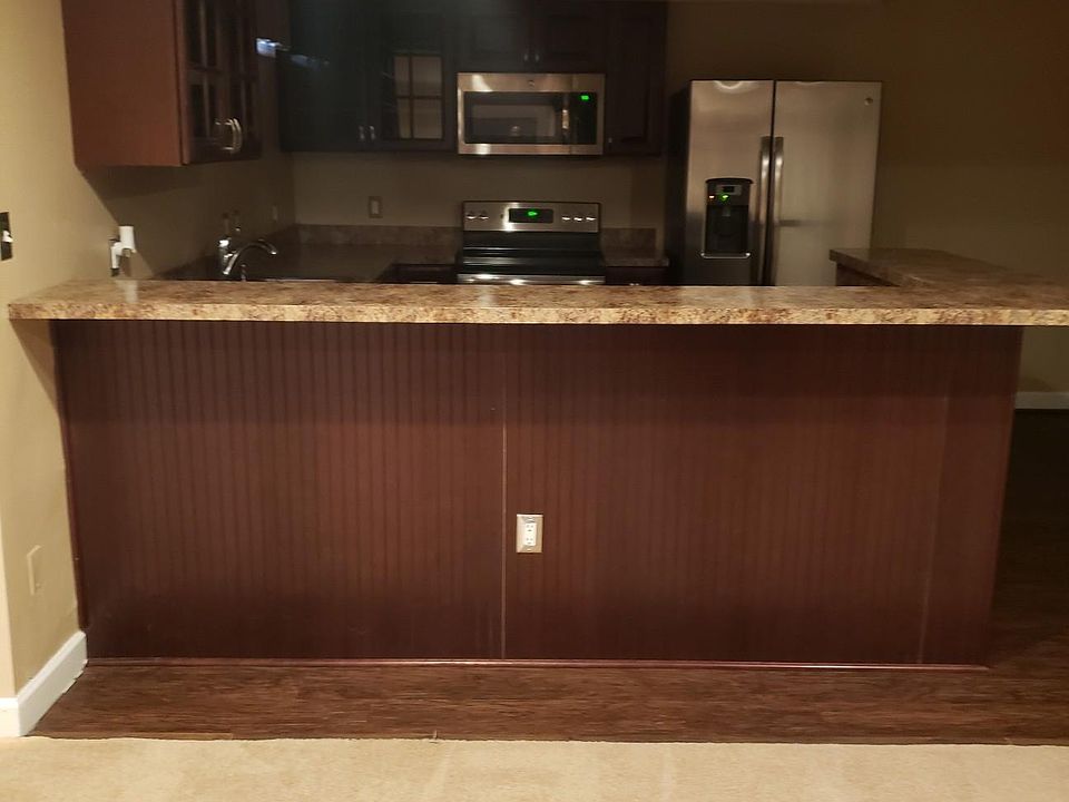 large kitchewn with breakfast bar