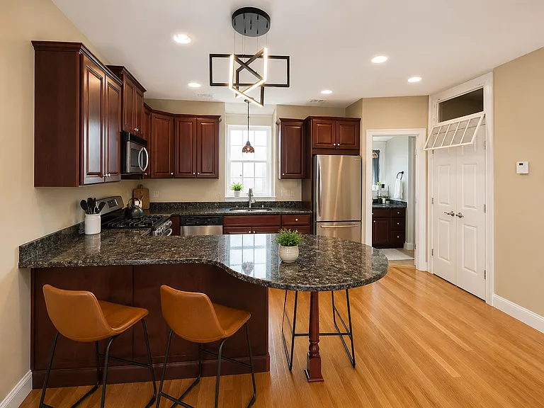 371 Hanover St #5 — Photo 2