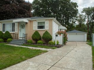 35 Fairelm Ln, Cheektowaga, NY 14227