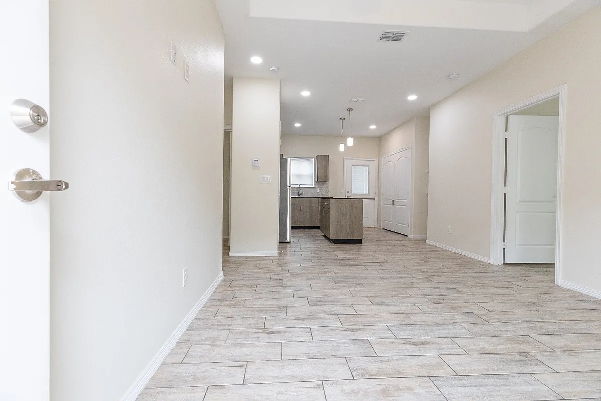 Unit Photo - 1709 W Powell St #1