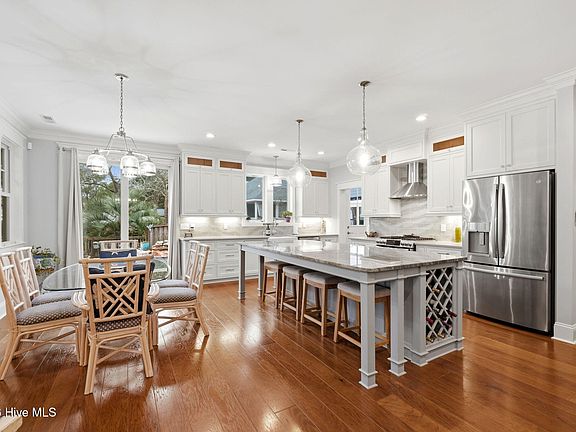 4th image of 209 Clarendon Ave