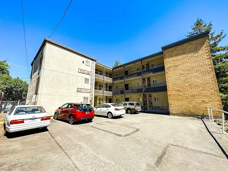 1821 E Thomas St — Photo 14