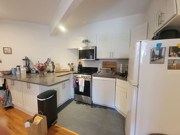 3rd image of 79 Saint Marks Pl APT 4A