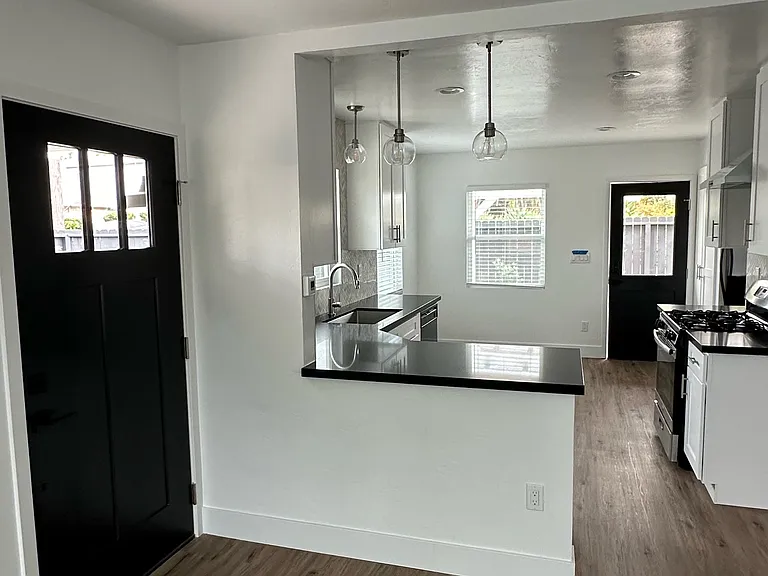 137 E D St — Photo 5