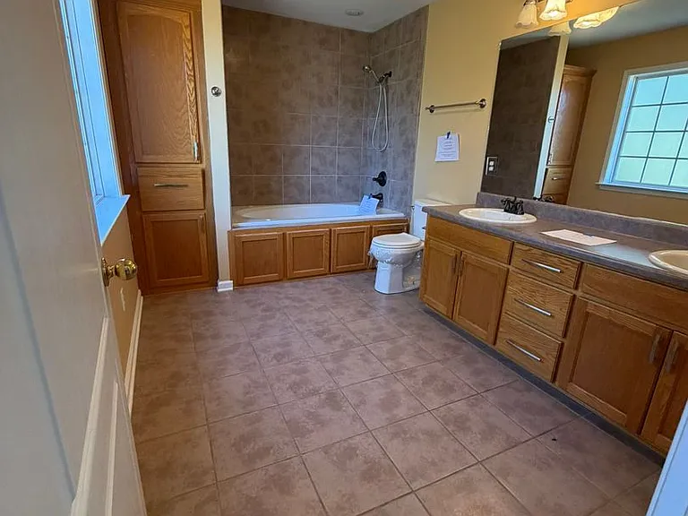 511 W Watts St — Photo 21