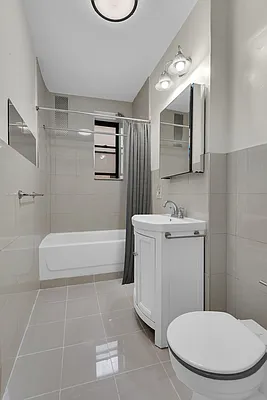 Bathroom, photo 1