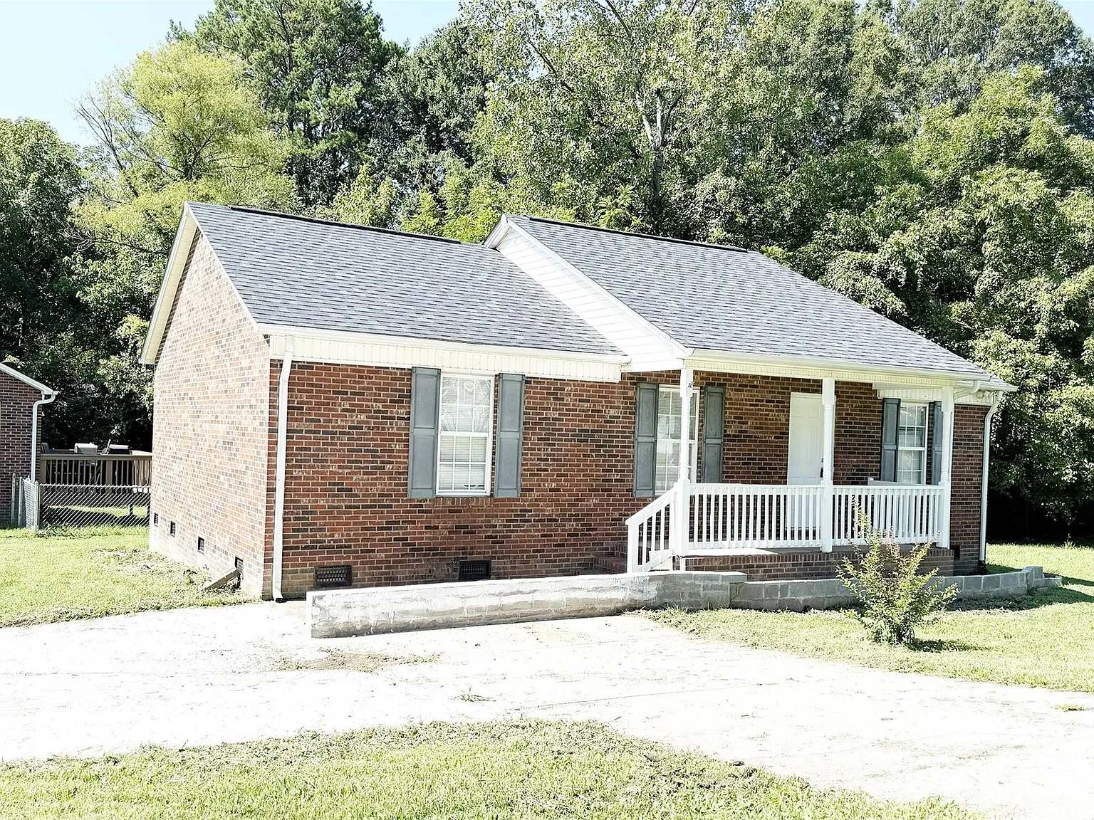 3 bed, 2.0 bath, 1052 sqft, $1,350 — Photo 2