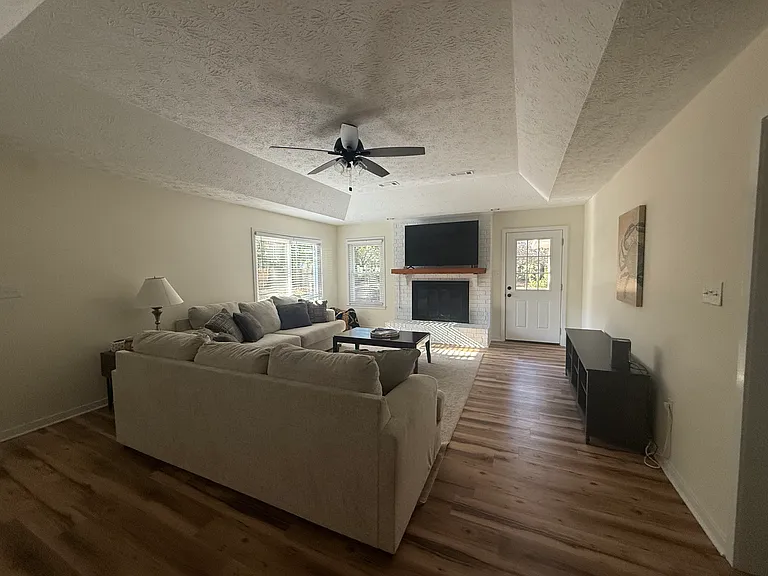 561 Davis Rd — Photo 3