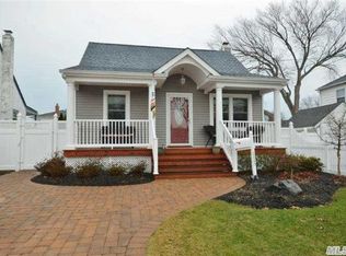 115 W Clearwater Rd, Lindenhurst, NY 11757