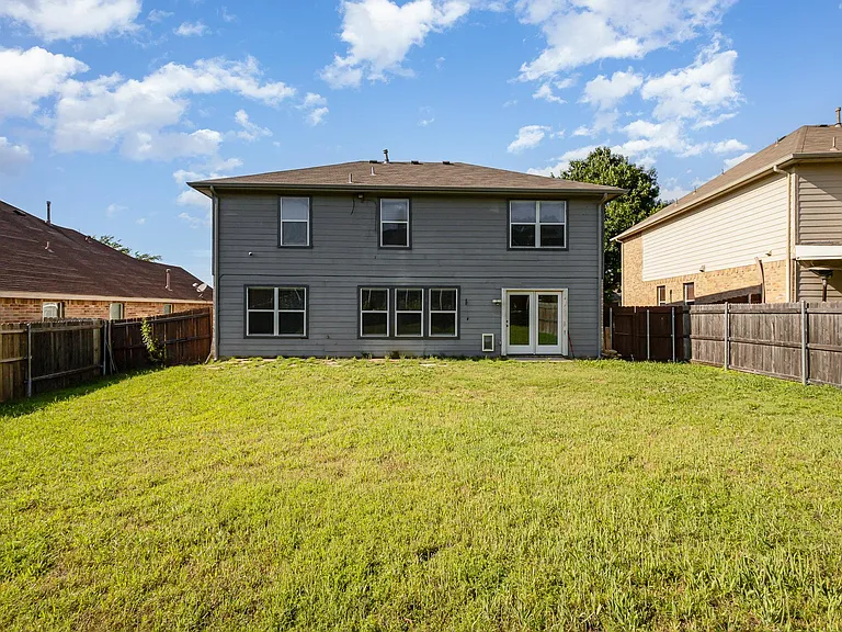 1121 Charlotte Dr — Photo 4