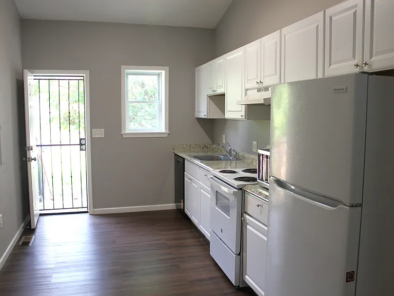 2118 E Hoffman St — Photo 15