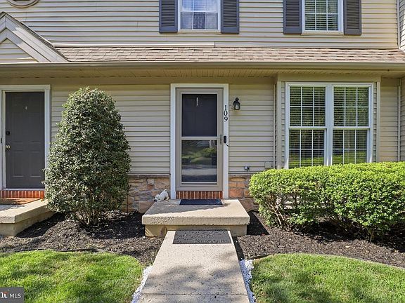 2nd image of 109 Banyan Circle Dr