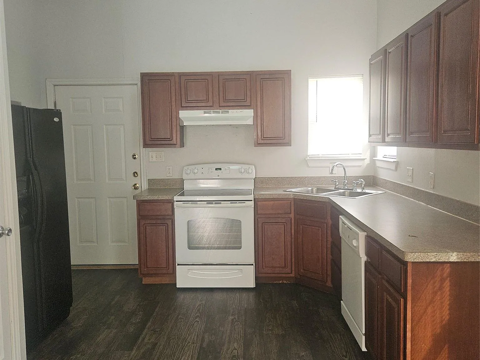 2 bed, 1.0 bath, 900 sqft, $1,250 — Photo 2