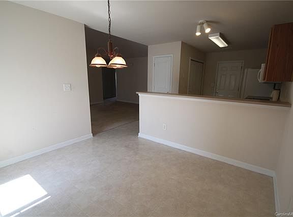 4th image of 221 Woodbridge Cir