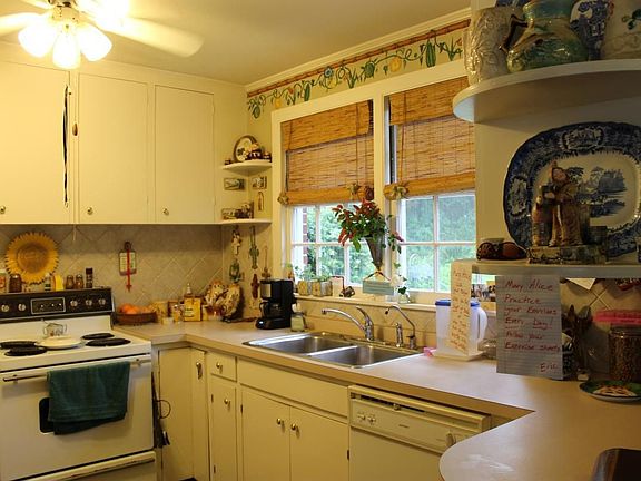4th image of 327 E Oakdale Ave