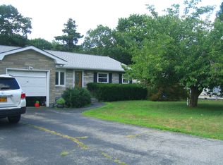 646 Nichols Rd, Hauppauge, NY 11788