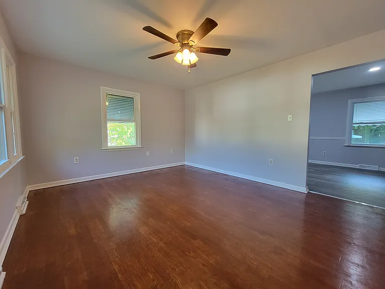 15704 Meridian Ave — Photo 9