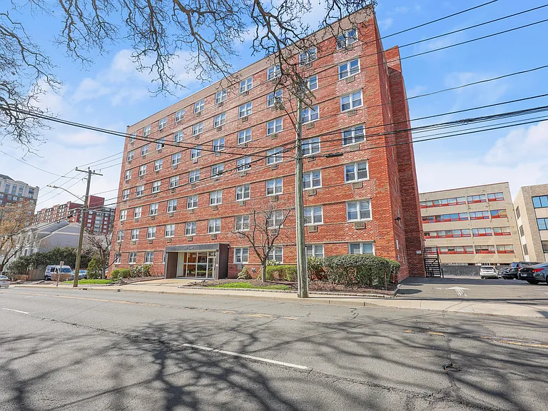 140 Grove St #4G — Photo 17