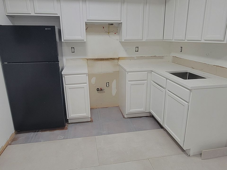 1st image of 44 Jeanette Ave Floor 1