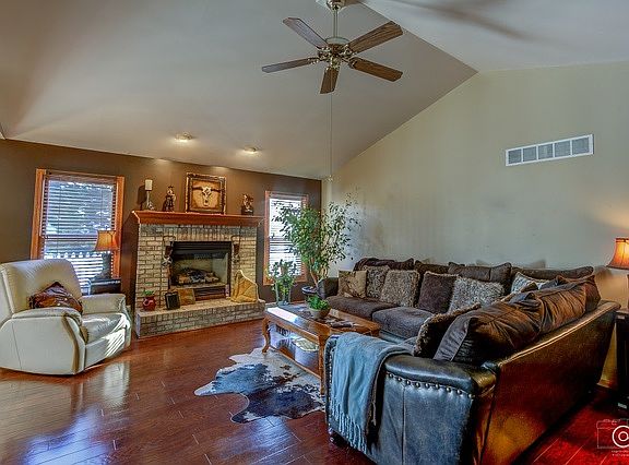 2nd image of 212 E Maplewood Dr